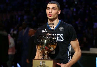 爱游戏(ayx)中国官方网站_AYX SPORTS-那不勒斯球迷高歌致敬佩德罗 梅开二度力克国米助球队提前夺冠
